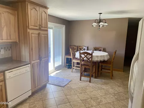 1217 8th Ave W, Williston, ND 58801 photo 21