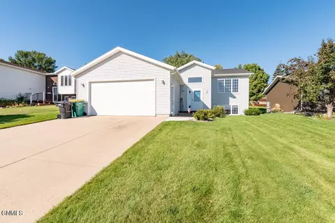904 35th St N, Bismarck, ND 58501
