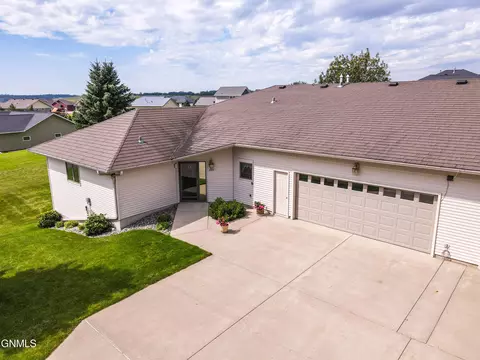 835 8th Ave NW, Valley City, ND 58072