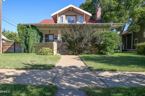 504 3rd St NW, Mandan, ND 58554
