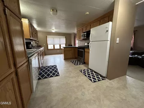 307 3rd St SE, Marmarth, ND 58643 photo 4