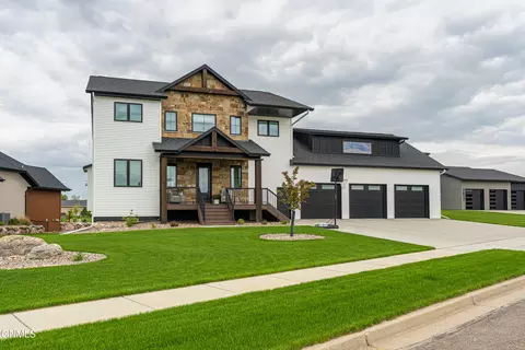 3606 Mayflower Cir, Bismarck, ND 58504