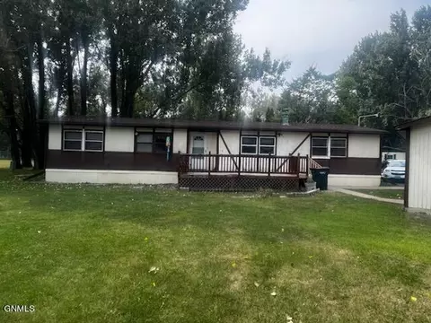 511 Nottingham Dr, Bismarck, ND 58504