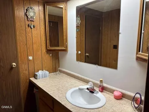 511 Nottingham Dr, Bismarck, ND 58504 photo 12