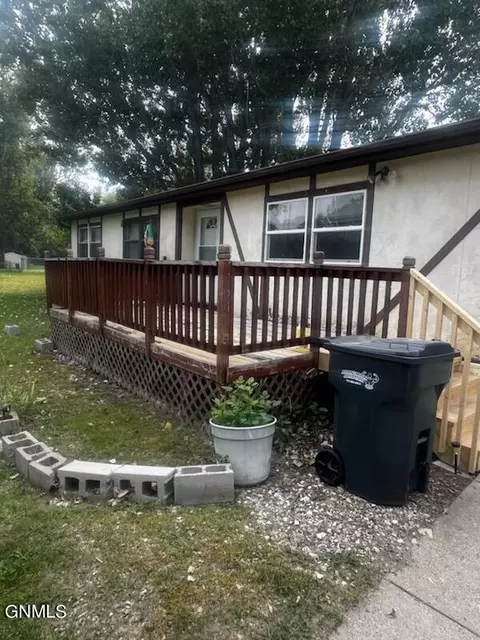 511 Nottingham Dr, Bismarck, ND 58504 photo 2