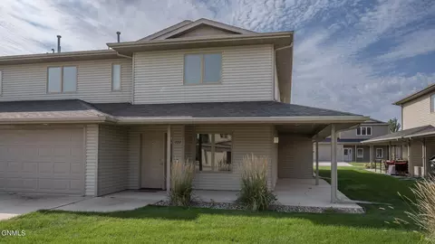 727 Mayflower Dr, Bismarck, ND 58504