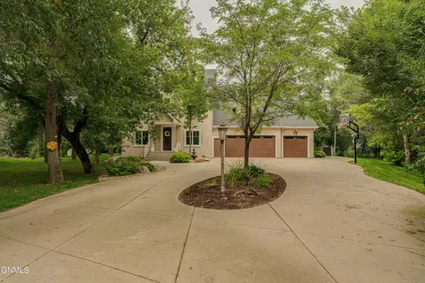 5542 Nordic Ln, Bismarck, ND 58503