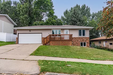 2201 12th Ave SE, Mandan, ND 58554