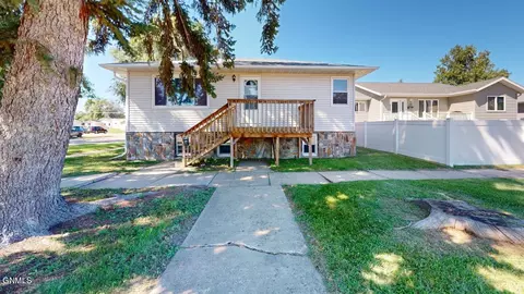 611 9th Ave SW, Mandan, ND 58554