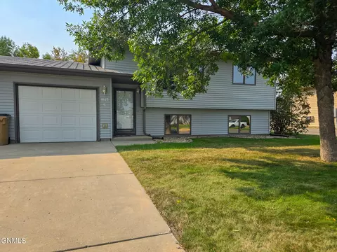 1127 32nd Ave SW, Minot, ND 58701