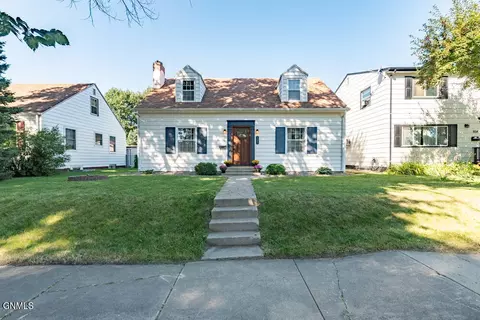 922 9th St N, Bismarck, ND 58501