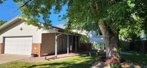 1712 Houston Dr, Bismarck, ND 58504