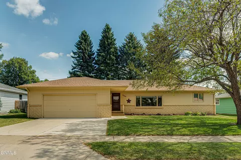 2109 2nd St N, Bismarck, ND 58501