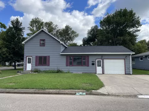 380 8th Ave N, Carrington, ND 58421