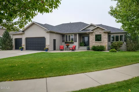 825 Stagecoach Cir, Bismarck, ND 58503