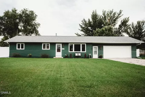 607 16th St NE, Jamestown, ND 58401