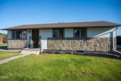602 12th St NW, Mandan, ND 58554