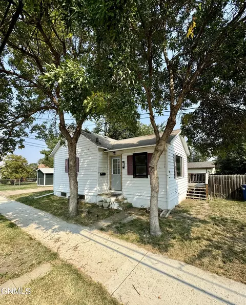 63 3rd Ave SW, Dickinson, ND 58601