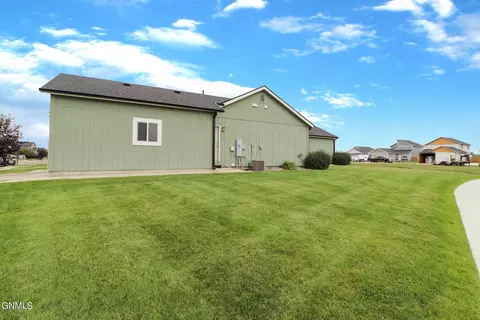 614 40th St E, Williston, ND 58801 photo 4