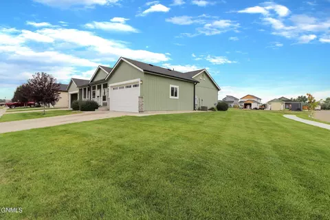 614 40th St E, Williston, ND 58801 photo 3