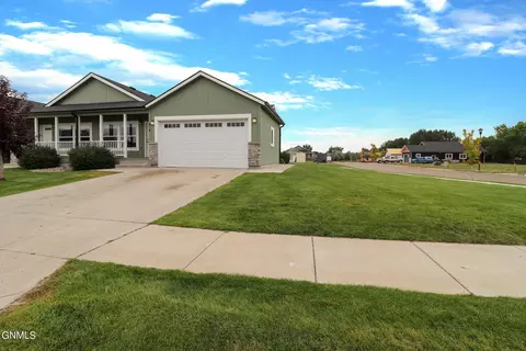 614 40th St E, Williston, ND 58801 photo 2