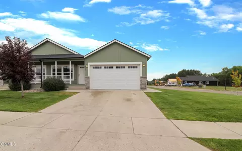 614 40th St E, Williston, ND 58801