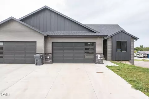 1701 Heart Ridge Loop SE, Mandan, ND 58554
