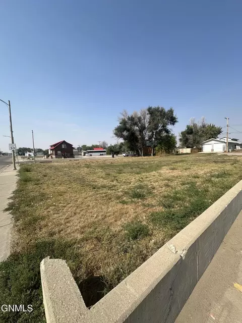 524 2nd St W, Williston, ND 58801 photo 4