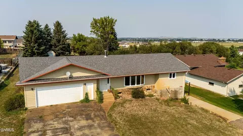 1352 14th St SW, Dickinson, ND 58601