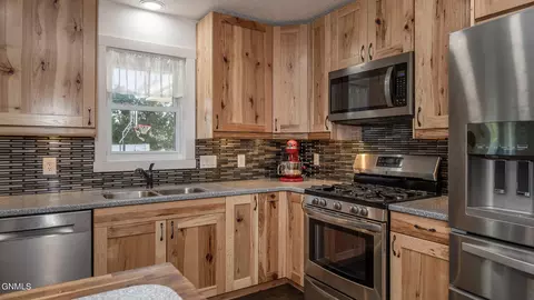Kitchen - 5141 Flatrock Loop, Bismarck, ND 58503 photo 3 of 5