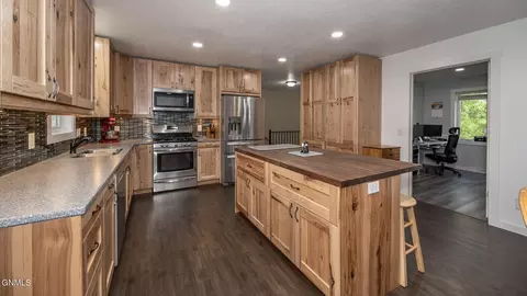 Kitchen - 5141 Flatrock Loop, Bismarck, ND 58503 photo 2 of 5