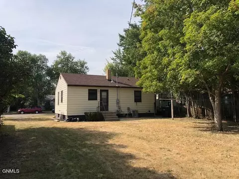 Exterior - 518 12th Ave W, Williston, ND 58801 photo 2 of 4