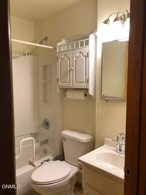 Bath - 518 12th Ave W, Williston, ND 58801 photo 1 of 1
