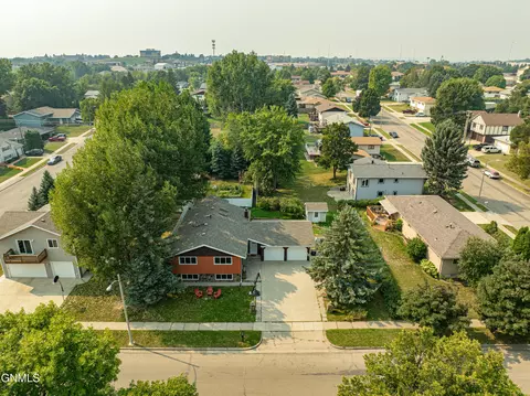 1910 Thompson St, Bismarck, ND 58501