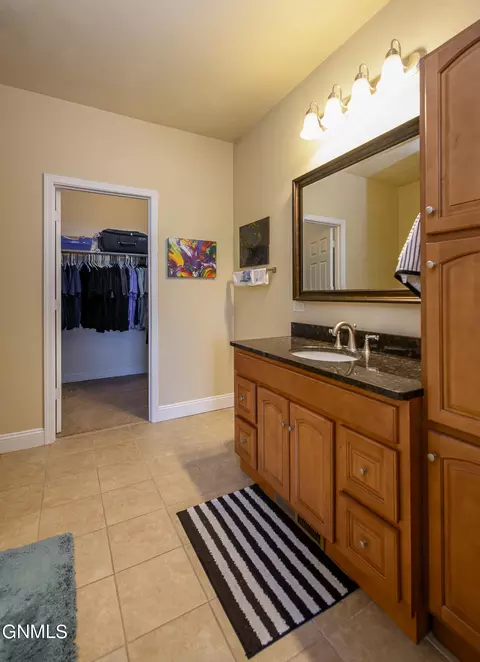 Bath - 5612 Calvert Dr, Bismarck, ND 58503 photo 2 of 3