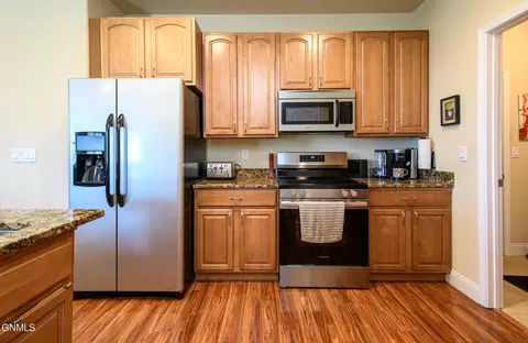 5612 Calvert Dr, Bismarck, ND 58503