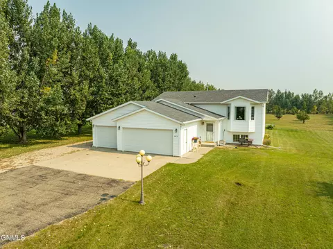 8415 Ridgeland Dr, Bismarck, ND 58503