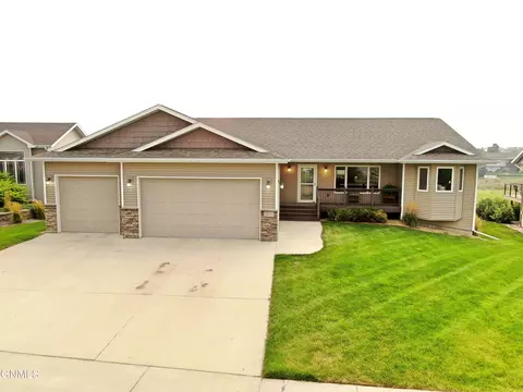 5111 Fountainblue Dr, Bismarck, ND 58503
