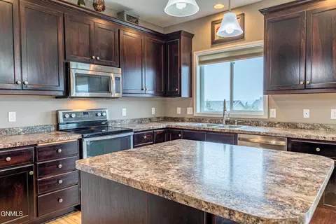 2721 E Calgary Ave, Bismarck, ND 58503 photo 15