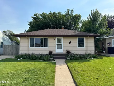 211 4th Ave E, Ray, ND 58849