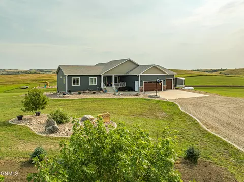 3252 James Dr, Mandan, ND 58554