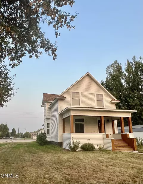 302 7th St S, Oakes, ND 58474