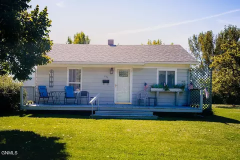 303 3rd Ave S, New Rockford, ND 58356
