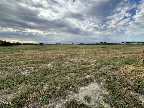 415 Kamrose Dr, Bismarck, ND 58504