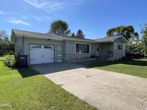 218 1st St N, Fessenden, ND 58438