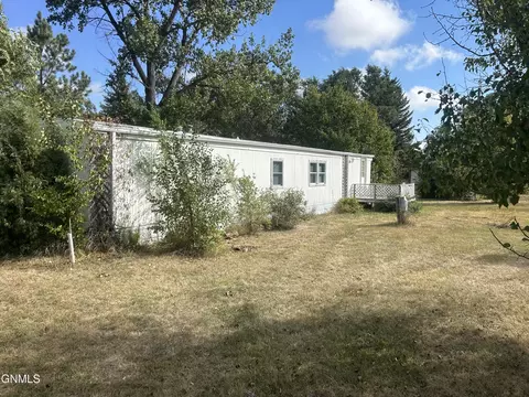 109 1st St W, Amidon, ND 58620