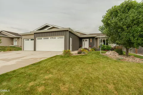 4113 Roosevelt Dr, Bismarck, ND 58503