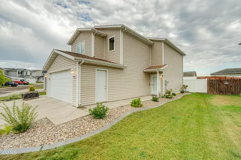 1032 Madison Ln, Bismarck, ND 58503