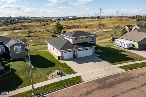3916 Knudsen Loop, Bismarck, ND 58503 photo 2