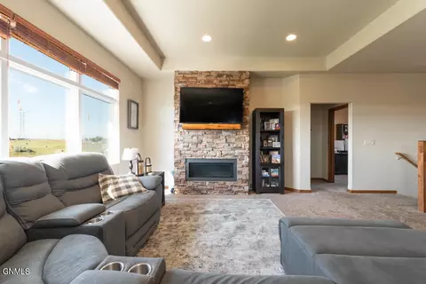 3916 Knudsen Loop, Bismarck, ND 58503 photo 6